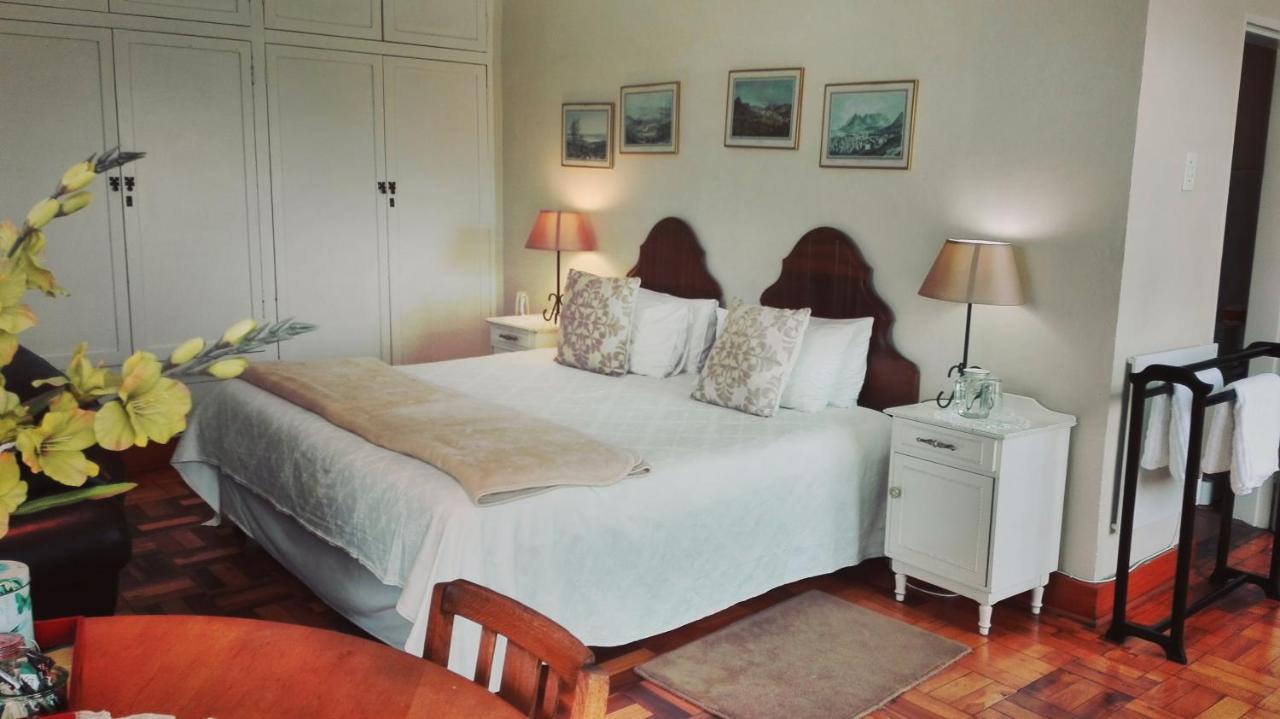 אסטקורט The Riverhouse Guesthouse מראה חיצוני תמונה