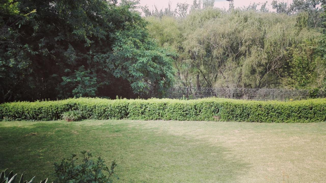 אסטקורט The Riverhouse Guesthouse מראה חיצוני תמונה